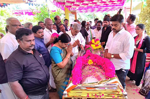 திருச்செந்தூர் அருகே உள்ள பிச்சிவிளையில் த.வெள்ளையன் உடலுக்கு அமைச்சர் பெ.கீதாஜீவன் அஞ்சலி செலுத்தினார்.