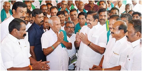 சேலத்தில் அத்திக்கடவு அவினாசி திட்டத்தின் மூலம் பயன்பெறும் விவசாயிகள் அதிமுக பொதுச்செயலாளர் பழனிசாமியை சந்தித்து நன்றி தெரிவித்தனர் | படம்: எஸ்.குரு பிரசாத்