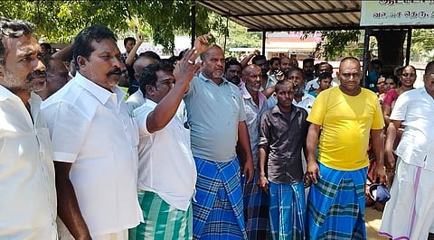 இலங்கை அரசையும், மத்திய அரசையும் கண்டித்து தங்கச்சிமடத்தில் ஆர்ப்பாட்டத்தில் ஈடுபட்ட மீனவர்கள்.