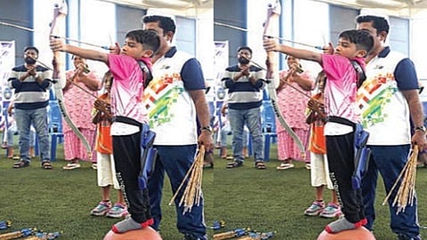 பானை மேல் ஏறி நின்றபடி 10.22 விநாடியில் 140 அம்புகள் எய்து சிறுவன் நிதீஷ் சாதனை
