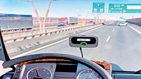 வாகனங்களில் பொருத்தப்படும் ஓபியு சாதனம்.