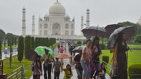ஆக்ராவில் கனமழை: தாஜ்மஹால் மேற்கூரையில் நீர் கசிவு ஏற்பட்டு ஷாஜகான் கல்லறைக்குள் தண்ணீர் புகுந்தது