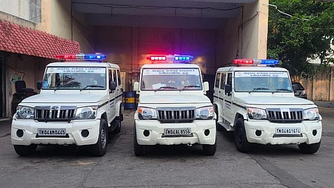 சென்னை மாநகரப் பகுதிகளில் விதிகளை மீறி கட்டுமானக் கழிவுகள் கொட்டுவதை கண்காணிக்க வழங்கப்பட்டுள்ள மாநகராட்சி ரோந்து வாகனங்கள்.