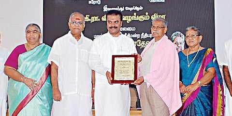 சக்தி மசாலா நிறுவனம், விஜயா வாசகர் வட்டம் சார்பில் கோவையில் நேற்று நடைபெற்ற நிகழ்ச்சியில் எழுத்தாளர் நாஞ்சில் நாடனுக்கு கி.ரா.விருது வழங்கிய உச்ச நீதிமன்ற நீதிபதி ஆர்.மகாதேவன்.