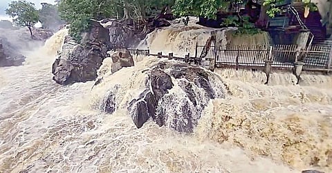 நீர்வரத்து அதிகரித்துள்ளதையடுத்து ஒகேனக்கல் பிரதான அருவி பகுதியில் ஆர்ப்பரித்துக் கொட்டும் தண்ணீர்.
