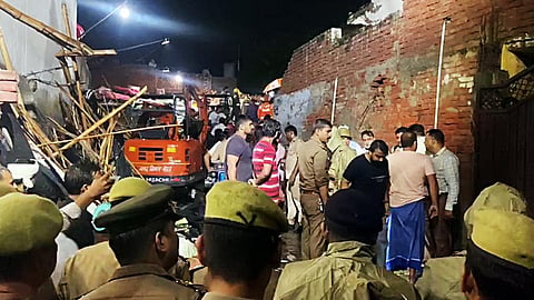 உ.பி.யில் 3 மாடி கட்டிடம் இடிந்து ஒரே குடும்பத்தில் 10 பேர் உயிரிழப்பு