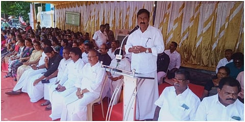 புதுச்சேரியில் மின் கட்டண உயர்வை திரும்பப் பெற வலியுறுத்தி அதிமுக சார்பில் உண்ணாவிரதப் போராட்டம் நடைபெற்றது.