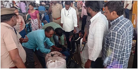 சென்னை சென்ட்ரல் ரயில் நிலையத்தில் ரயில்வே போலீஸாருடன் போதைப்பொருள் தடுப்பு பிரிவு போலீஸாரும் இணைந்து, திடீர் சோதனையில் ஈடுபட்டனர்.