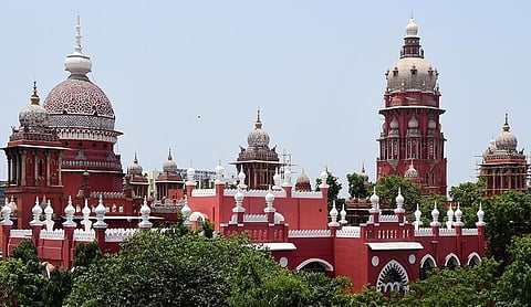 உடல் எடை குறைப்பு அறுவை சிகிச்சை மேற்கொண்ட இளைஞர் உயிரிழந்த விவகாரத்தில் தனியார் மருத்துவமனை செயல்பட இடைக்கால தடை