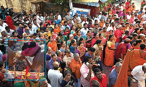சென்னை கோடம்பாக்கம் அங்காள பரமேஸ்வரி அம்மன் கோயில் கும்பாபிஷேகம் நேற்று விமரிசையாக நடைபெற்றது. இதில் கோயில் கோபுர கலசங்களுக்கு புனிதநீர் ஊற்றப்பட்டது.