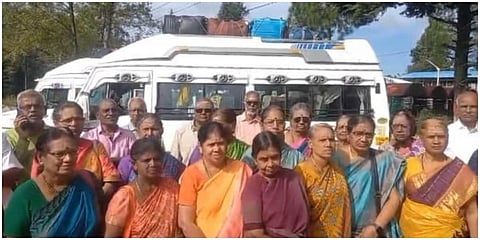 உத்தராகண்டில் ஆதி கைலாஷ் பகுதியில் நிலச்சரிவில் சிக்கி மீட்கப்பட்ட தமிழகத்தை சேர்ந்த ஆன்மிக சுற்றுலாப் பயணிகள் 30 பேரும் வேனில் டெல்லிக்கு புறப்பட்டனர்.