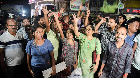 கொல்கத்தா போலீஸ் கமிஷனர் நீக்கம்: போராடும் மருத்துவர்கள் வரவேற்பு