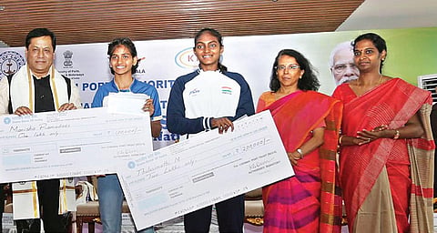 சென்னை துறைமுகம் சார்பில் நடைபெற்ற விழாவில், பாராலிம்பிக் போட்டியில் வெள்ளிப் பதக்கம் வென்ற துளசிமதி முருகேசனுக்கு ரூ.2 லட்சமும், வெண்கல பதக்கம் வென்ற மணிஷா ராமதாஸுக்கு ரூ.1 லட்சத்துக்கான காசோலைகளை மத்திய துறைமுகங்கள், கப்பல் மற்றும் நீர்வழித் துறை அமைச்சர் சர்பானந்தா சோனோவால் வழங்கினார். படம்: ம.பிரபு