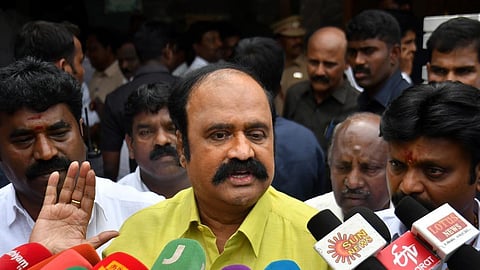 ஓபிஎஸ், பழனிசாமியிடம் சசிகலா பேச வேண்டும்: பெங்களூரு புகழேந்தி