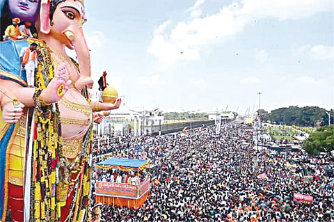 தெலங்கானாவின் ஹுசைன் சாகர் ஏரியில் கரைப்பதற்காக கைரதாபாத் பகுதியில் விநாயகர் சிலை ஊர்வலமாக எடுத்துச் செல்லப்பட்டபோது அதை காண ஆயிரக்கணக்கான மக்கள் திரண்டிருந்தனர்.