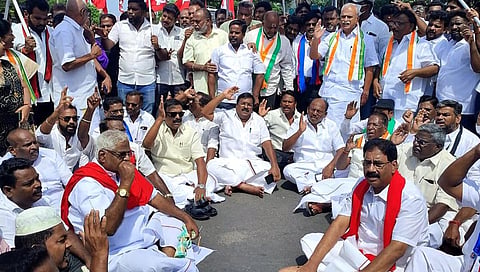 புதுச்சேரி முழு அடைப்பில் சாலைமறியல்: இண்டியா கூட்டணி கட்சியினர் நூற்றுக்கணக்கில் கைது