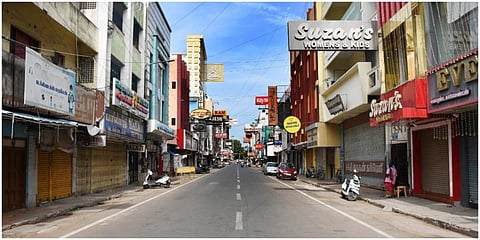 புதுவையில் மின் கட்டண உயர்வைக் கண்டித்து இண்டியா கூட்டணி சார்பில் முழு அடைப்புப் போராட்டம் காரணமாக ஆட்கள் நடமாட்டம் இன்றி வெறிச்சோடி காணப்பட்ட நேரு வீதி.