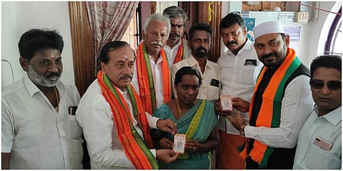 ராமநாதபுரம் காட்டுப்பிள்ளையார்கோவில் தெருவில் பாஜகவில் இணைந்தவர்களுக்கு உறுப்பினர் அட்டையை மாநில ஒருங்கிணைப்பாளர் ஹெச்.ராஜா வழங்கினார்.