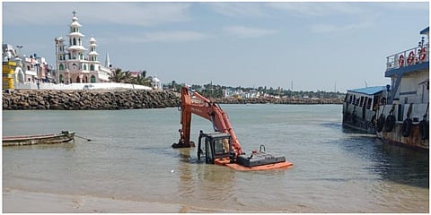 கன்னியாகுமரி படகு இல்லத்தில் நடந்த தூர்வாரும் பணியின்போது பொக்லைன் இயந்திரம் மணலில் புதைந்தது.