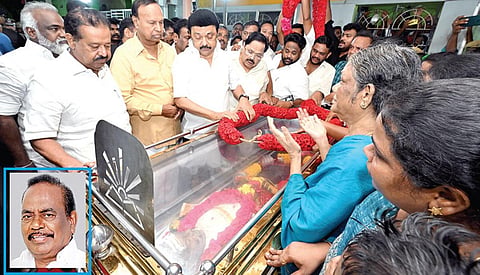 முன்னாள் அமைச்சர் க.சுந்தரம் உடலுக்கு முதல்வர் மு.க.ஸ்டாலின் மாலை அணிவித்து அஞ்சலி செலுத்தினார். (உள்படம்) க.சுந்தரம்.
