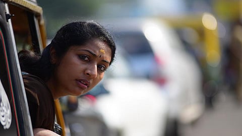 விபத்தை ஏற்படுத்திவிட்டு நிற்காமல் சென்ற லாரி: விரட்டி மடக்கிய நவ்யா நாயர்