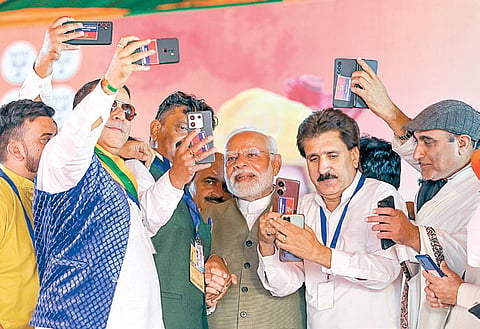 காஷ்மீரின் நகரில் நேற்று நடைபெற்ற பாஜக பிரச்சார பொதுக் கூட்டத்தில் பிரதமர் மோடி பங்கேற்றார். மிகுந்த ஆர்வத்துடன் அவரோடு நெருங்கி நின்று செல்ஃபி எடுத்துக் கொண்ட கட்சியினர்.படம்: பிடிஐ