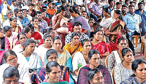 ஐடிஐ படித்தவர்களுக்கு மின்வாரிய காலிப் பணியிடங்களை வழங்கக் கோரி, சென்னை மின்வாரிய தலைமை அலுவலகத்தின் பின்புறம் நேற்று உண்ணாவிரத போராட்டம் நடைபெற்றது. படம்: ம.பிரபு