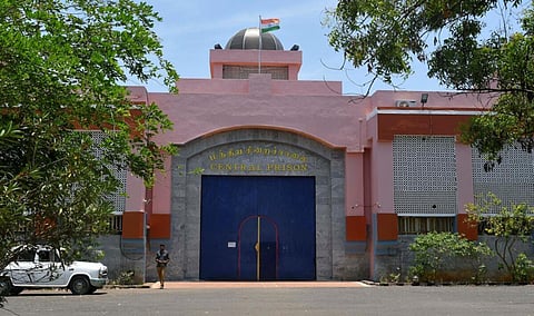 புதுச்சேரி மத்திய சிறைக்குள் மோதல்: விசாரணைக் கைதிகள் தாக்கியதில் தண்டனை கைதி காயம்