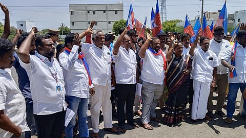 கரூர் மாவட்ட ஆட்சியர் அலுவலகத்தை முற்றுகையிட்டு கோஷங்கள் எழுப்பிய விடுதலைச் சிறுத்தைகள் கட்சியினர்.