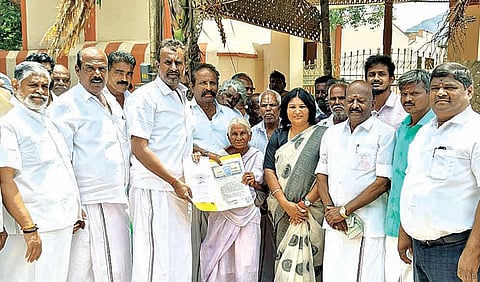 ஒரு ரூபாய்க்கு இட்லி விற்பனை செய்யும் கமலாத்தாளுக்கு 2 சென்ட் நிலத்திற்கான பத்திரத்தை வழங்கிய முன்னாள் அமைச்சர் எஸ்.பி.வேலுமணி உள்ளிட்டோர்.