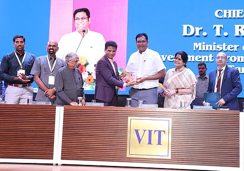 வி.ஐ.டி.தொழில்நுட்பத் திருவிழாவில் வெற்றி பெற்ற மாணவர்களுக்கு டி.ஆர்.பி.ராஜா மற்றும் கவுர விருந்தினர் இமானி தீபா வெங்கட் சான்றிதழ் வழங்கினார்.