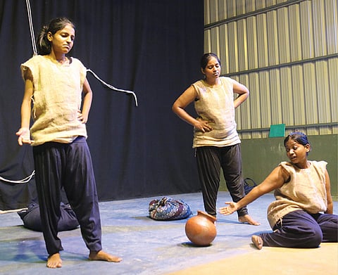கடவுளை எதிர்பார்த்து, காலம்