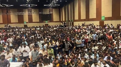 தேவரா’ விழா நடக்கவிருந்த அரங்கினுள் ரசிகர்கள்