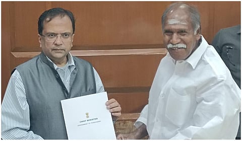 மத்திய உள்துறை செயலரிடம் புதுச்சேரி முதல்வர் ரங்கசாமி மனு.
