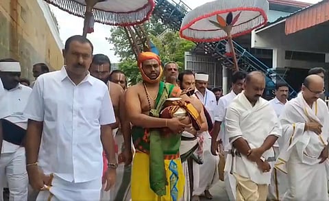 கலச நீர் ஊர்வலமாக கொண்டு செல்லப்படும் காட்சி