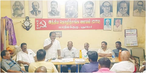 புதுச்சேரி முதலியார் பேட்டை சிஐடியு மாநில குழு அலுவலகத்தில் அனைத்து ஆட்டோ சங்கங்களின் ஆலோசனைக் கூட்டம் நடைபெற்றது.