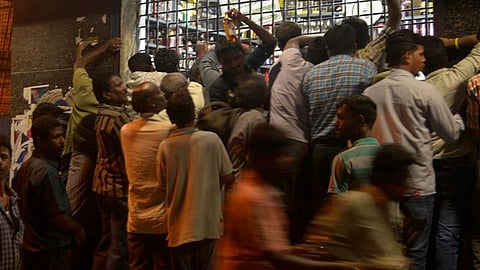 ரயில் நிலையங்களுக்கு அருகே உள்ள டாஸ்மாக் கடைகளே ரயில்வே குற்றங்களுக்கு காரணம் என ஆர்பிஎஃப் ஆய்வில் தகவல்