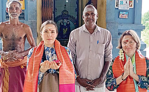தஞ்சாவூர் மாவட்டம் ஆடுதுறை அருகேயுள்ள 69 சாத்தனூர் கிராமத்தில் உள்ள திருமூலர் கோயிலில் வழிபாடு நடத்திய ரஷ்யா - உக்ரைன் தோழிகள்.