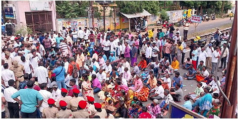 தூண்டில் வளைவு அமைக்காததைக் கண்டித்து 4 மீனவ கிராம மக்கள் கிழக்கு கடற்கரைச் சாலையில் சாலை மறியல் போராட்டத்தில் ஈடுபட்டனர்.