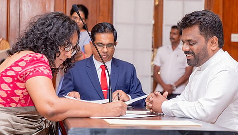 இலங்கை அதிபர் அநுர குமார திசாநாயக்க முன்னிலையில் பிரதமராக நேற்று பதவியேற்றுக் கொண்ட ஹரிணி அமரசூரிய.