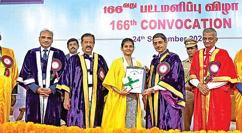 சென்னை பல்கலைக்கழகத்தின் 166-வது பட்டமளிப்பு விழா அதன் வளாகத்தில் நேற்று நடைபெற்றது. இதில் மாணவி ஒருவருக்கு ஆளுநர் ஆர்.என்.ரவி பட்டம் வழங்கினார். உடன் உயர்கல்வித் துறை அமைச்சர் க.பொன்முடி, துறை செயலர் பிரதீப் யாதவ், மும்பை ஹோமி பாபா தேசிய நிறுவனத்தின் வேந்தர் அனில் காகோட்கர் உள்ளிட்டோர். படம்: ம.பிரபு