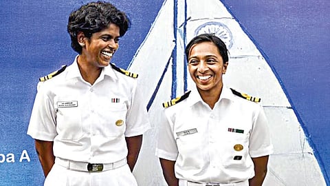 கடல் சாகசப் பயணம் மேற்கொள்ளவுள்ள லெப்டினன்ட் கமாண்டர்கள் ரூபா, தில்னா.