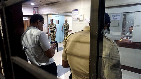 பத்லாபூர் பாலியல் வன்கொடுமை வழக்கு: 24 வயது குற்றவாளி என்கவுன்ட்டரில் உயிரிழப்பு
