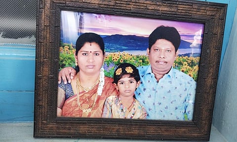 குழந்தை முத்தீஸ்வரியுடன் நாகசுரேஷ், விஜயலட்சுமி.