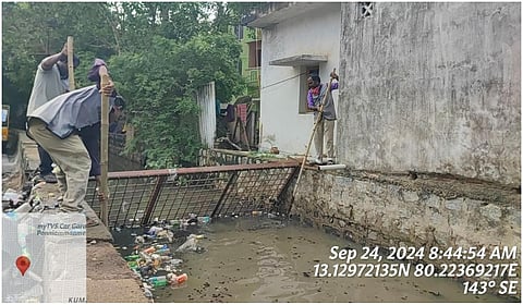 கால்வாய்களில் வீசி எறியப்படும் குப்பை: சென்னை மாநகராட்சி தடுப்பு வலைகள் அமைத்து அகற்றம்