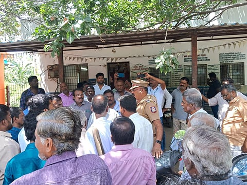 கேளம்பாக்கம் பகுதியில் முறையாக மின்சாரம் வழங்க வலியுறுத்தி பொதுமக்கள் மின்வாரிய அலுவலகத்தை முற்றுகையிட்டனர்.