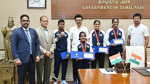 பாராலிம்பிக்கில் பதக்கம் வென்ற தமிழக வீரர், வீராங்கனைகளுக்கு ரூ.5 கோடி உயரிய ஊக்கத்தொகை: முதல்வர் வழங்கினார்