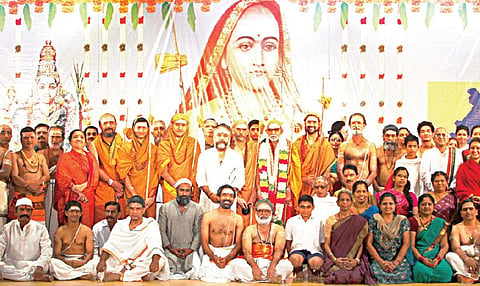 நடமாடும் தெய்வத்தின் திவ்ய சரிதம்: நாடக வடிவில்