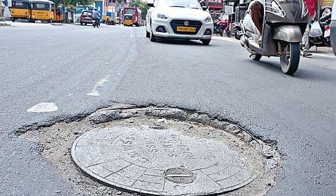சாலை அமைக்கும்போது பள்ளம், மேடான மேன்ஹோல்கள் - சென்னைவாசிகள் அச்சம்
