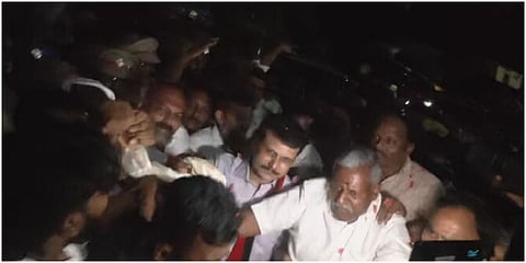 செந்தில் பாலாஜிக்கு திமுக தொண்டர்கள் மலர்களைத் தூவி உற்சாக வரவேற்பு அளித்தனர்.